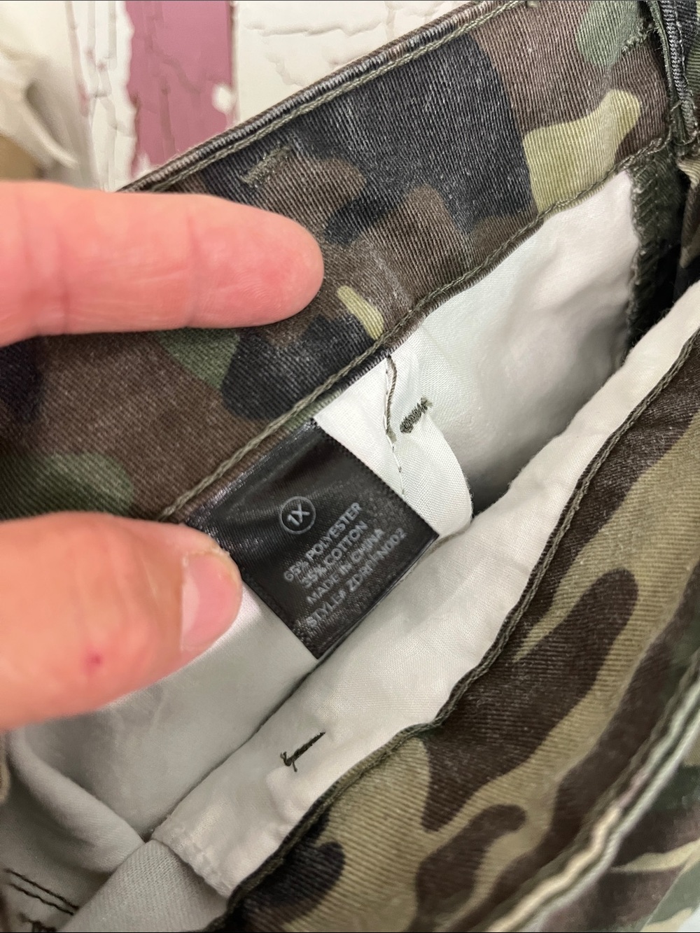 NWOT Fashion Nova Green Camo Cargo Utility Pants TIES AT KNEES Sz 1X Polyester - Picture 3 of 5